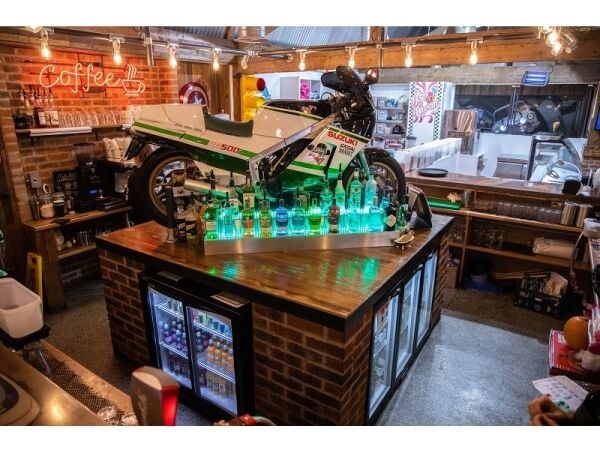 Unique second-hand motorcycle dealership Photo 2