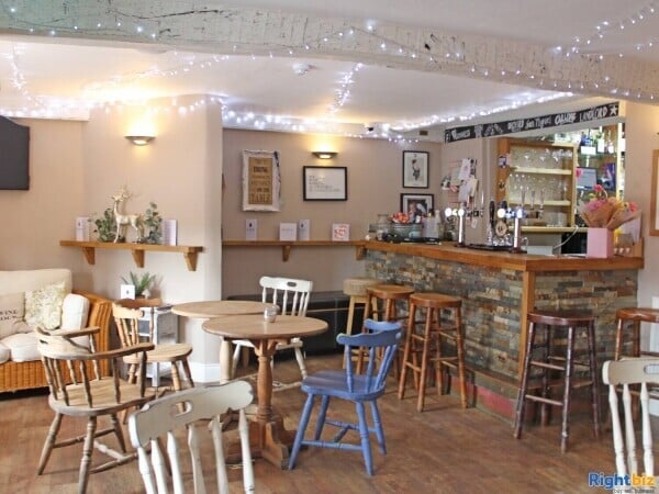 NORTHAMPTONSHIRE - RECENTLY RENOVATED STONE BUILT SOUGHT AFTER VILLAGE FREEHOUSE Photo 2