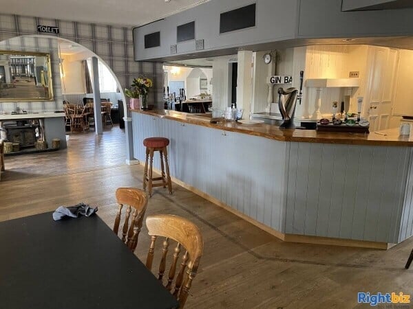 HAMPSHIRE - FREE OF TIE AFFLUENT VILLAGE PUB Photo 2