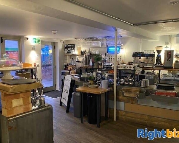 High class cafe in prosperous Thameside village in Berkshire Photo 2