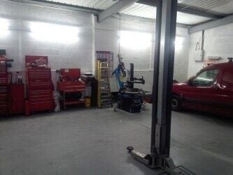 A HIGHLY REPUTABLE VEHICLE DIAGNOSTICS, REPAIR, MOT, AND TYRE SERVICE Photo 2