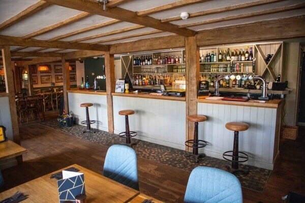 KENT - FREE-OF-TIE PUB TO LET IN AFFLUENT LOCATION Photo 2