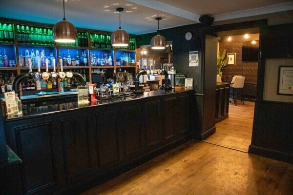 SURREY - PUB IN AFFLUENT HASLEMERE Photo 2