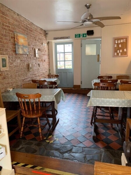Busy, highly rated and well-established coffee shop / café in the centre of Sleaford. Photo 2