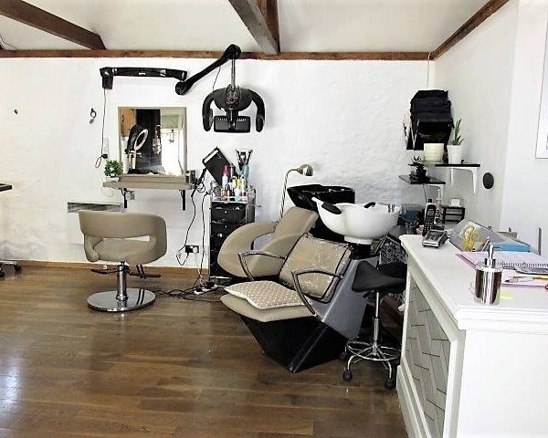 LEASEHOLD HAIR SALON Photo 2