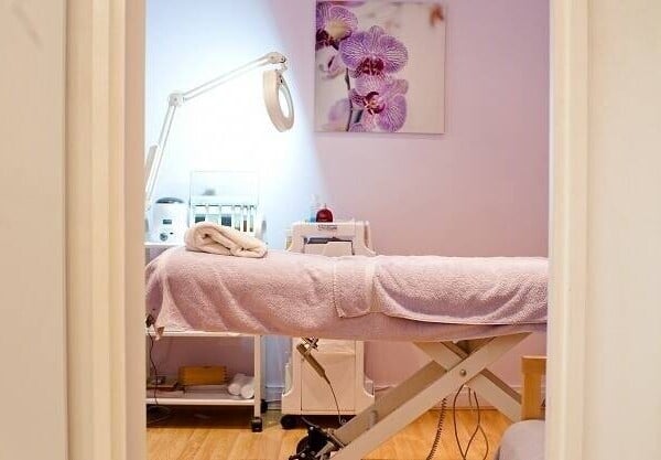 Leasehold Clarins Gold Beauty Salon for sale - Oxted Photo 2