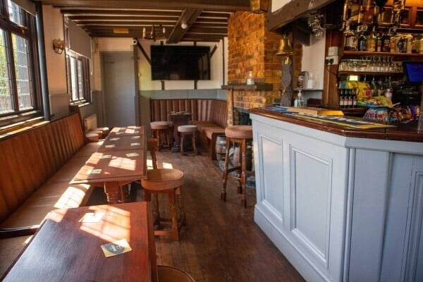KENT - WELL-KNOWN PUB - FOR SALE BY PUBLIC AUCTION - THURSDAY 4 MAY 2023 AT 10:00 Photo 2