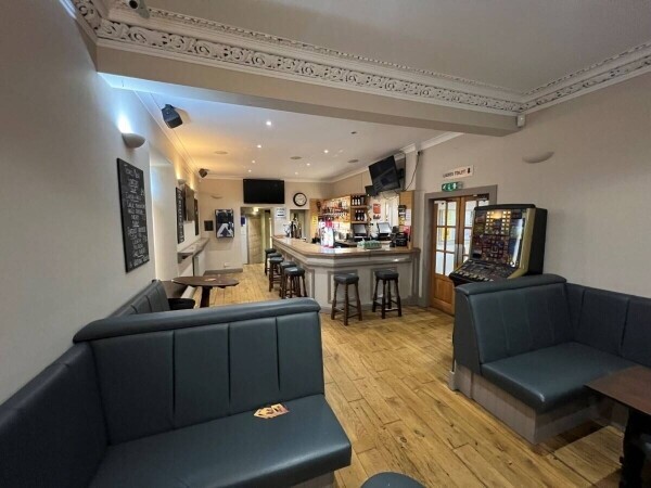 Well-presented lock up Bar with Restaurant/Coffee shop in Dalkeith, Midlothian. (ref 1102) Photo 2