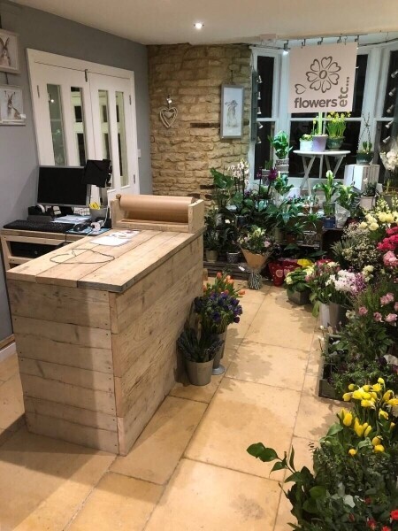 WELL-ESTABLISHED FLORISTS in Oxfordshire Cotswolds town of Chipping Norton. Photo 2