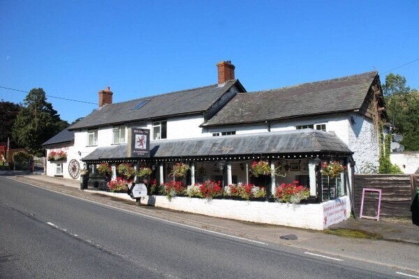 POWYS - 16TH CENTURY MAIN ROAD COUNTRY INN