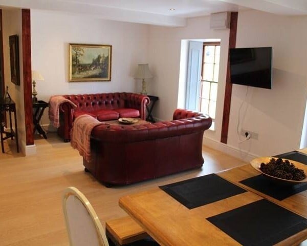 CARMARTHENSHIRE - FORMER PUBLIC HOUSE WITH SUPERB 4 BEDROOM HOLIDAY LET Photo 2
