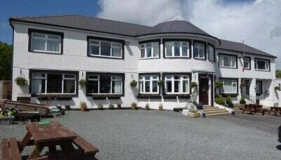PEMBROKESHIRE - VILLAGE CENTRE HOTEL, BAR & RESTAURANT