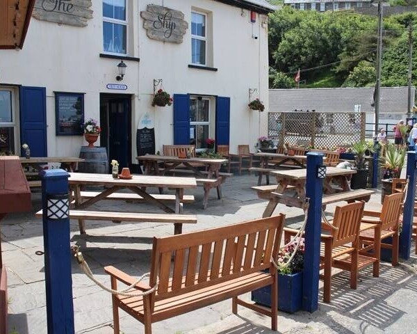 CARDIGAN BAY - ICONIC COASTAL VILLAGE - SEA FRONT FREEHOUSE Photo 2