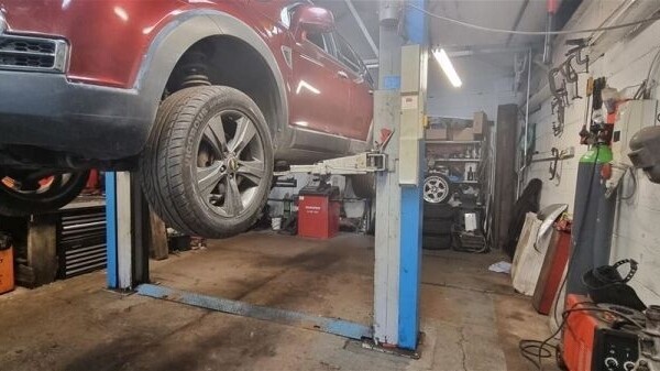 Well-Established MOT and Car Servicing Garage in South Yorkshire Photo 2
