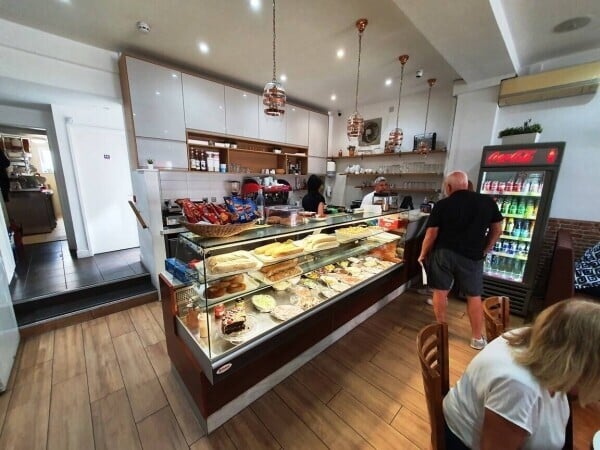 DAY TIME CAFÉ WITH A3 & ALCOHOL LICENCE & REAR GARDEN Photo 2