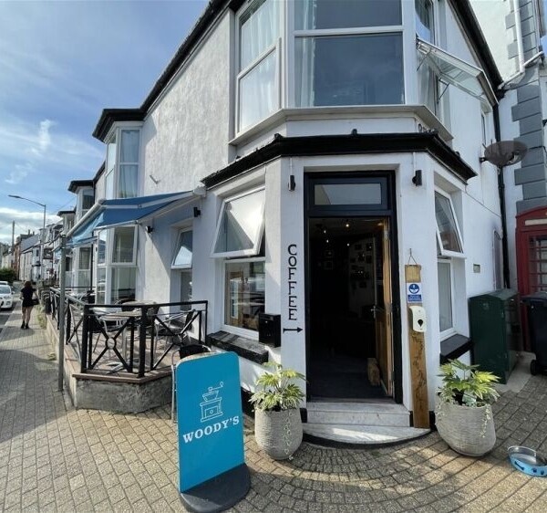 Beautiful Turnkey Cafe in Popular South Devon Seaside Town For Sale in Dawlish Photo 2