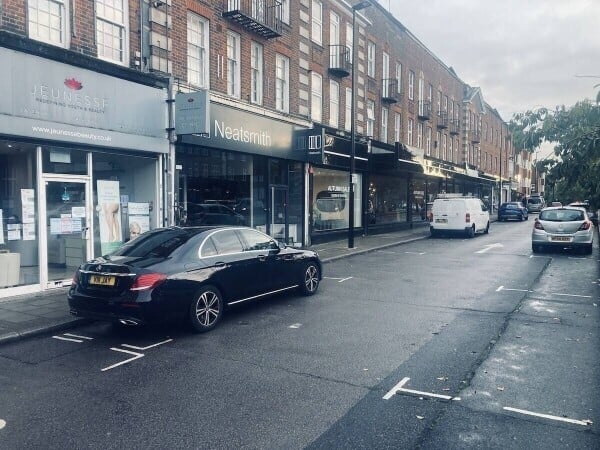 Fully Fitted Restaurant for Sale in Hatch End, Pinner. 1-Bed Flat Included. Photo 2