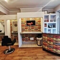 Well-situated Barber Shop for sale with another separate entrance for potential letting Well-situated Barber Shop for sale with another separate entrance for potential letting