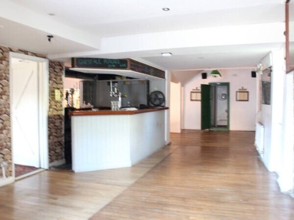 NORTHAMPTONSHIRE - WET LED 4 BEDROOM PUBLIC HOUSE LOCATED IN A RESIDENTIAL AREA Photo 2