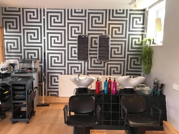 TRADING 23+ YEARS - WELL-PRESENTED UNISEX HAIR SALON located in pleasant west Oxfordshire village Photo 2