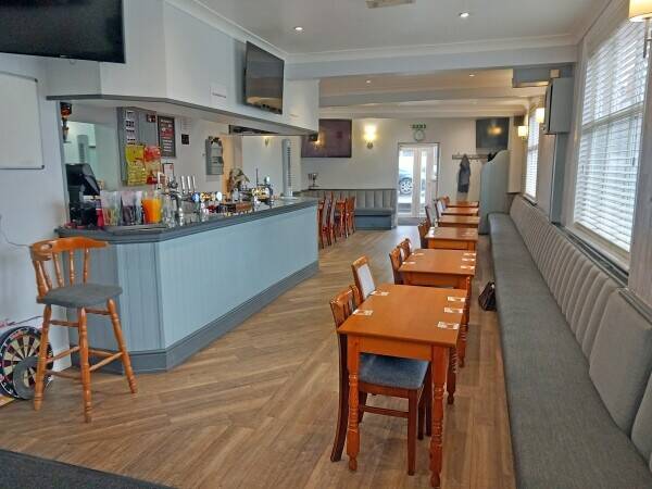 WARWICKSHIRE – WELL ESTABLISHED AND PROFITABLE TRADITIONAL WET LED COMMUNITY PUB ON EDGE OF BUSY TOW Photo 2