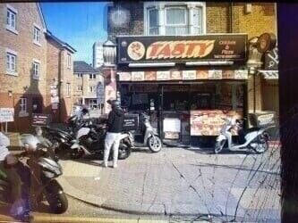Fried chicken & pizza shop on sale in Enfield/London