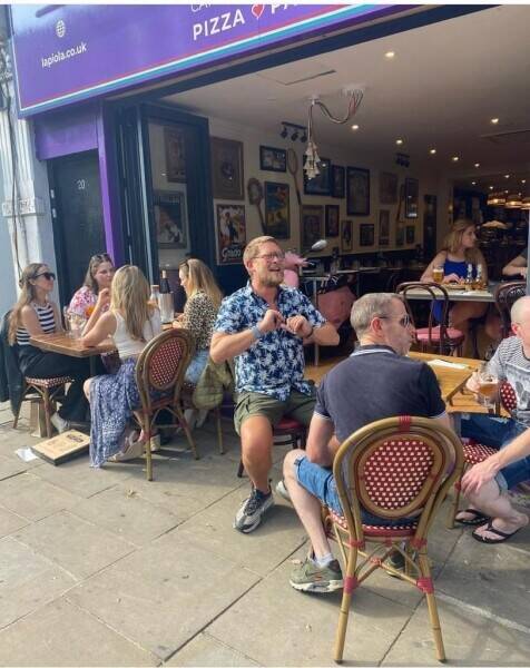 Breakfast pizza and burger restaurant for sale in London. Photo 2