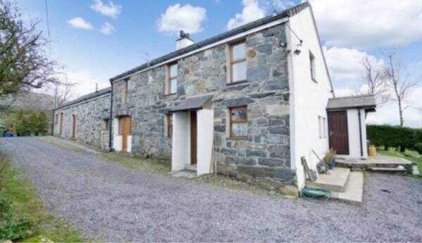 3 BEDROOM FARMHOUSE WITH TWO SELF-CATERED HOLIDAY COTTAGES WITH GYM Photo 2