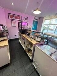 Busy little cafe/bakery with large online customer base and great location
