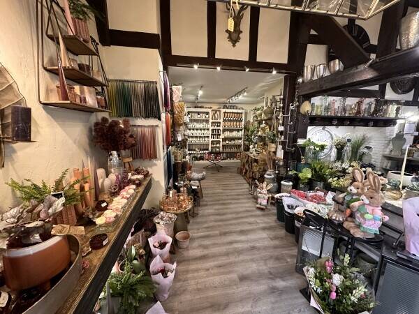 BEAUTIFULLY PRESENTED FLORIST, HOMEWARE & INTERIORS SHOP PRIME HIGH STREET LOCATION MID SUSSEX VIL Photo 2