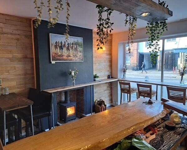 Great Opportunity to Own A Unique And Bespoke Tap and Cocktail Bar In The Heart Of Henley-on-Thames Photo 2
