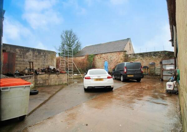 Well established garage located in the town of Annan Photo 2