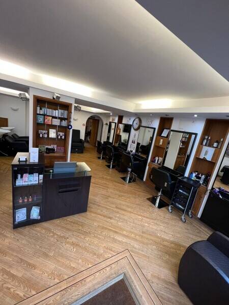 Thriving and Stylish Beauty Salon for Sale in South Ruislip, London Photo 2