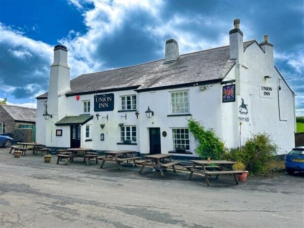 Charming South Devon Inn in the heart of the Village For Sale in Newton Abbot Photo 2