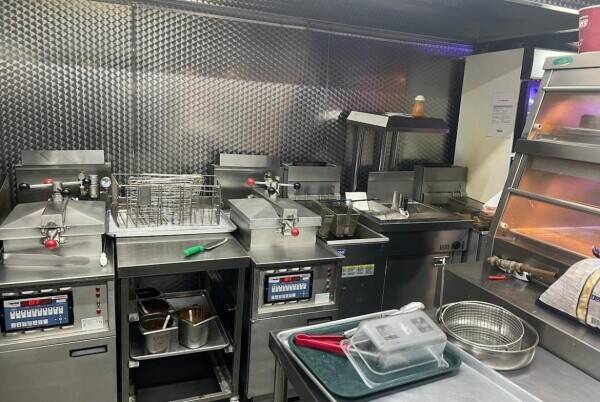 Chicken Takeaway Shop for Sale in Isleworth, Hounslow. Photo 1
