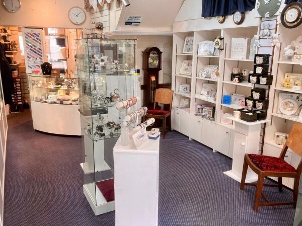 GIFT, JEWELLERY/JEWELLERY REPAIRS & TROPHY ENGRAVING Photo 2