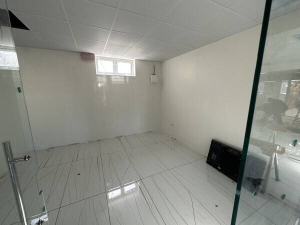 Unit in Prime Location Southall. Best location for Barbers, Boutiique, Tailor, desert and more. Photo 2