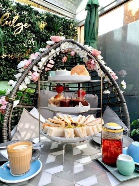 AN INDEPENDENT CAFÉ PROVIDING HEALTHY AND INDULGENT TREATS AN INDEPENDENT CAFÉ PROVIDING HEALTHY AND INDULGENT TREATS
