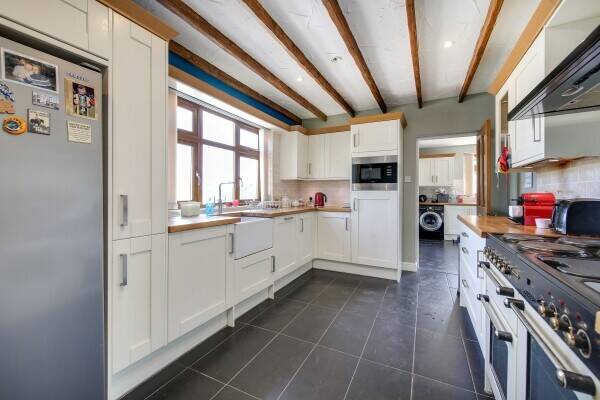 EQUESTRIAN - Yew Tree Bungalow provides an increasingly rare  opportunity to acquire a spacious Photo 2