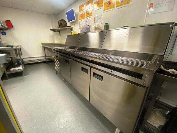 STAFF RUN PIZZA TAKEAWAY & DARK KITCHEN WITHIN SHOPPING CENTRE Photo 2