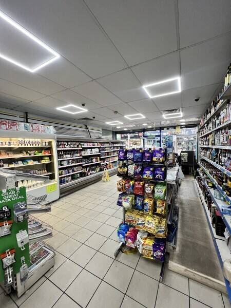 Off licence For sale West Wickham High street with 3 bedroom flat Photo 2