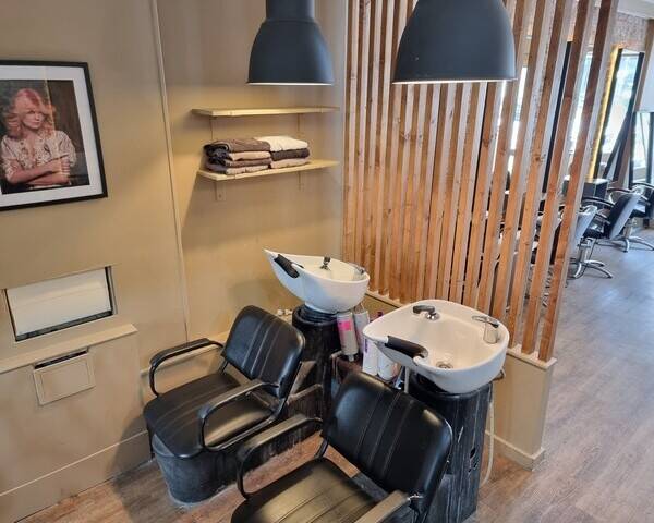VACANT FITTED HAIR SALON / BARBERS – APPROX. 400 Sq. Ft. located on the BROADWAY – LEIGH-ON-SEA Photo 2