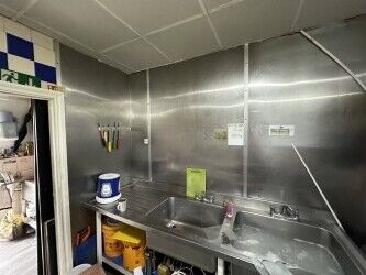 40 years old Chicken Shop in Harrow. Prime Location. Easy manage and profitable business. Photo 2
