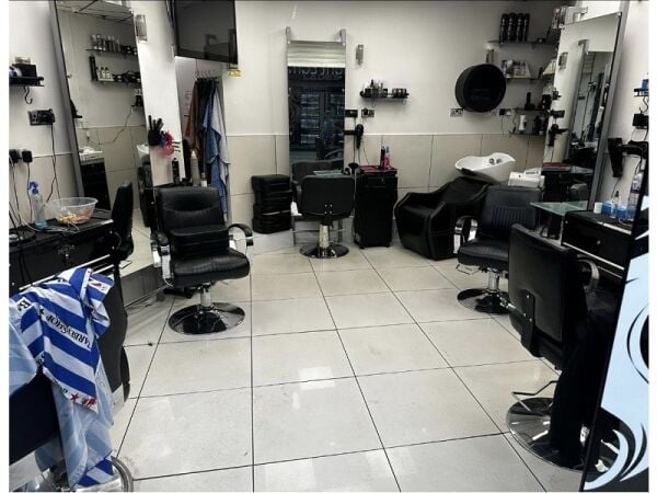 Snip into Success – Stylish Unisex Salon in Maidstone