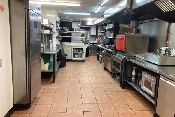 Fully Fitted Restaurant for Sale in Ealing with 4 Residential Rooms Photo 1