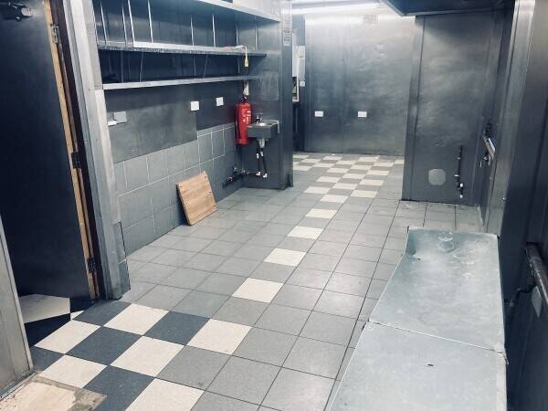 Freehold Takeaway & Restaurant for Sale in Uxbridge Road, Hayes Photo 2