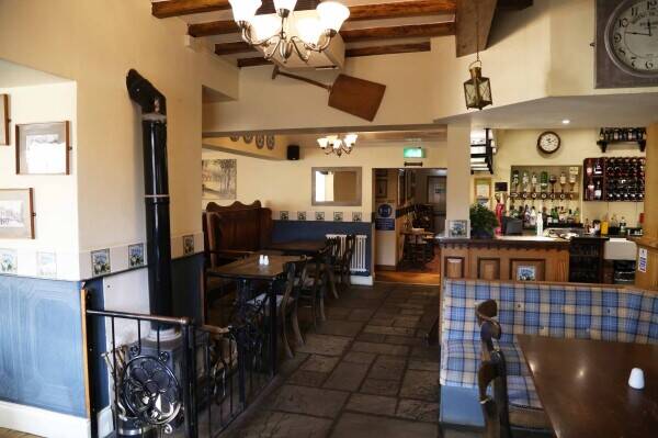 SHROPSHIRE - CANALSIDE DESTINATION DINING PUB WITH TURNOVER CIRA £750,000 PA FROM FIVE DAYS OPERATIN