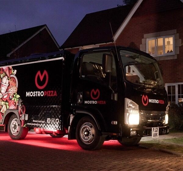 WORLDS FIRST PIZZA TAKEAWAY THAT COOKS PIZZA AT THE DOOR Photo 2