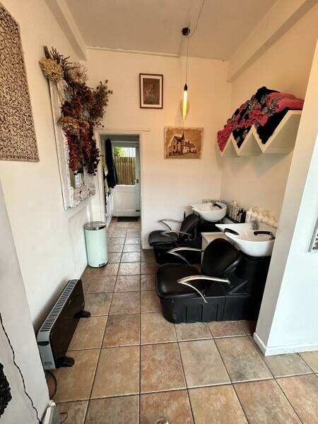 ESTABLISHED HAIR SALON  WITH 2 BED SELF CONTAINED FLAT  LOCATED IN PATCHAM, EAST SUSSEX Photo 2
