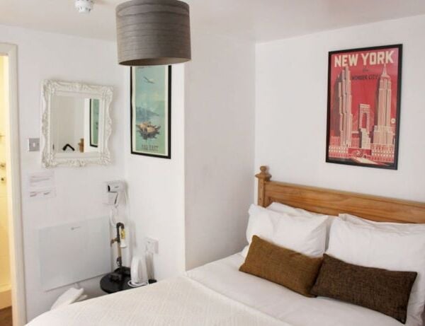 10 Bedroom Guest House for Sale